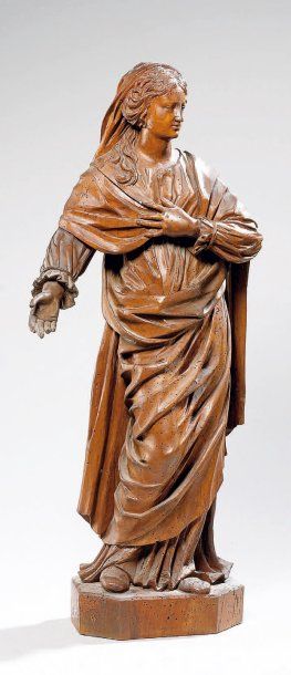 Vierge en bois sculpté. Dos ébauché. Debout,...