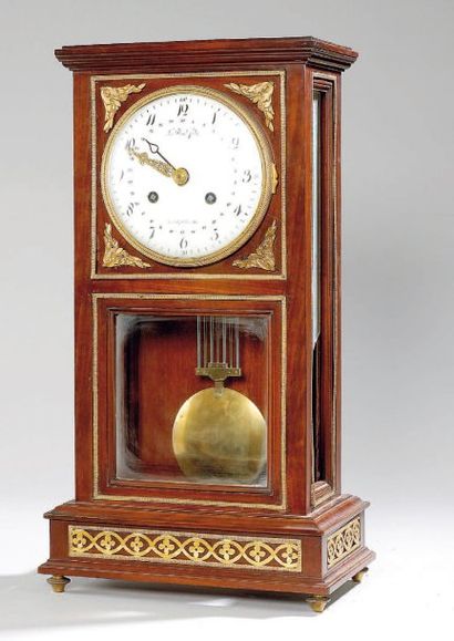 Rare pendule en cabinet en placage d'acajou,...