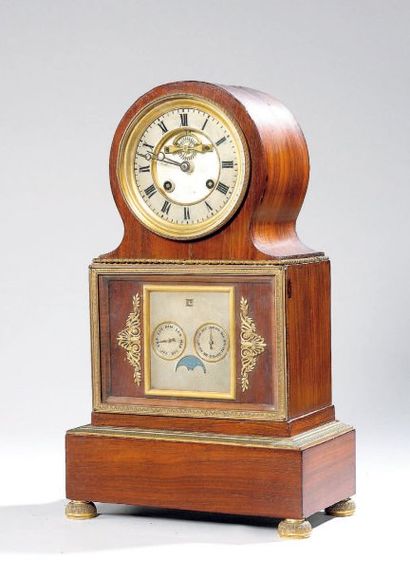 Rare pendule violonée, en placage d'acajou....