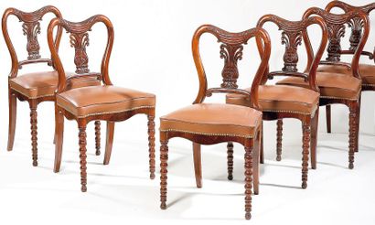 Suite de six chaises en acajou ; le dossier...