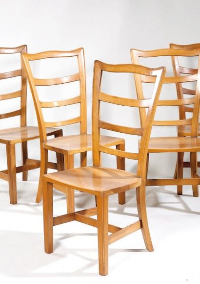Suite de vingt et une chaises en bois exotique,...