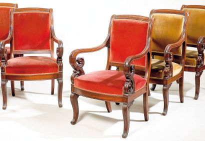 Suite de cinq fauteuils en acajou mouluré...