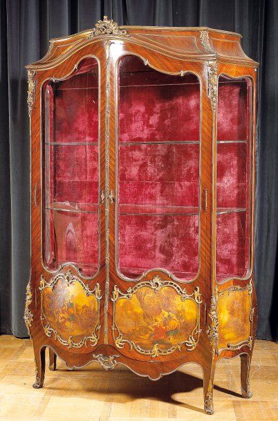 Vitrine de forme galbée en bois de placage...