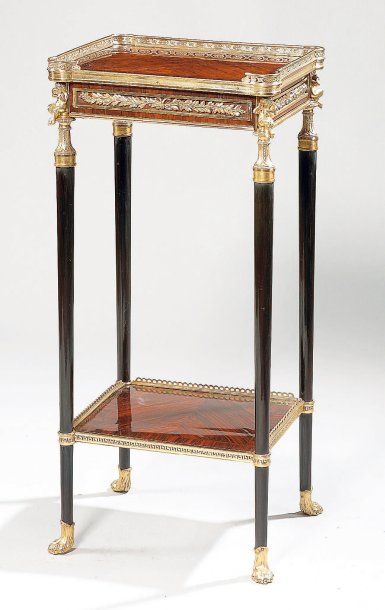 Petite table de salon, le plateau à galerie...