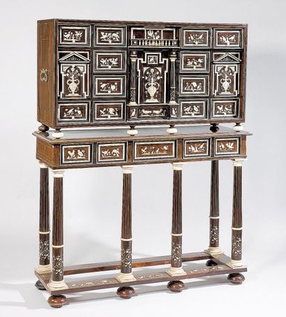 Beau cabinet en placage de palissandre marqueté...