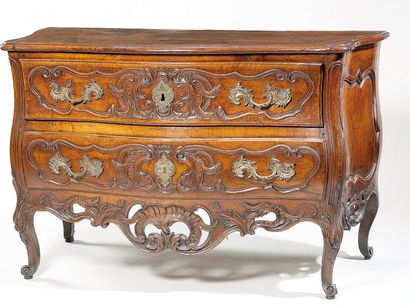 Belle commode galbée en noyer finement moulurée...
