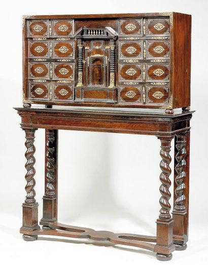Cabinet en placage de palissandre marqueté...