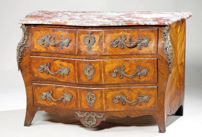 Commode de forme tombeau en bois de placage...