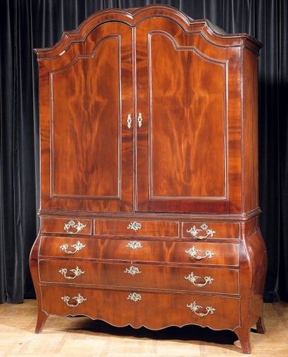 Important cabinet formant commode, en placage...
