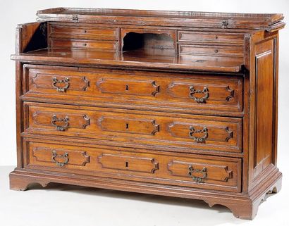 Commode scriban en noyer mouluré ouvrant...