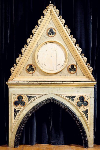 Paire de dessus de porte en ogive surmontés...
