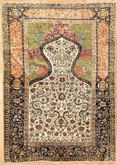 Tapis d'Orient en soie à mirhab à décor de...