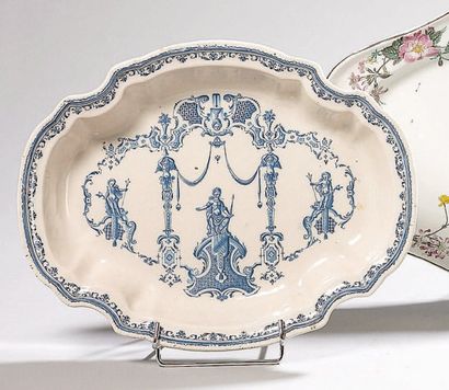 Moustiers. Plat rond en faïence décoré en...