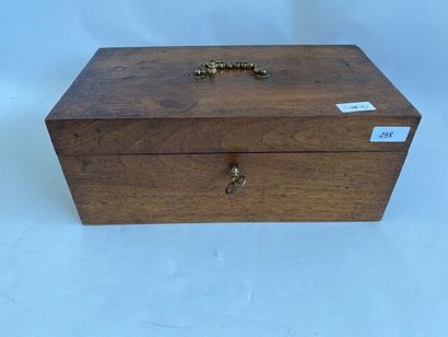 Un coffret en bois naturel 
Poignée en bronze...