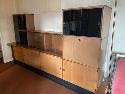Un meuble bibliothèque de salon en bois de...
