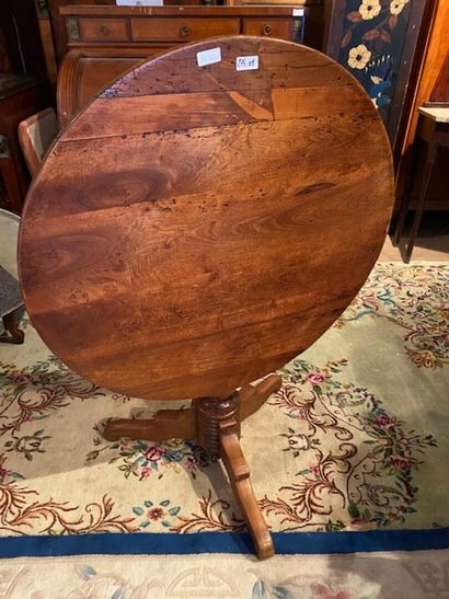 Winegrower's pedestal table in molded walnut
Resting...