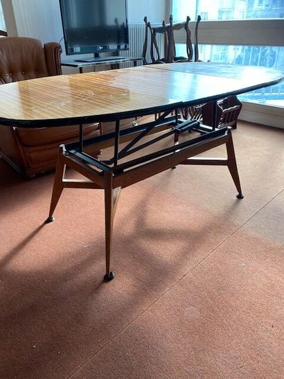 Une table de salle à manger à mécanisme et...