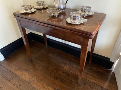 Une table à jeux portefeuille en acajou et...