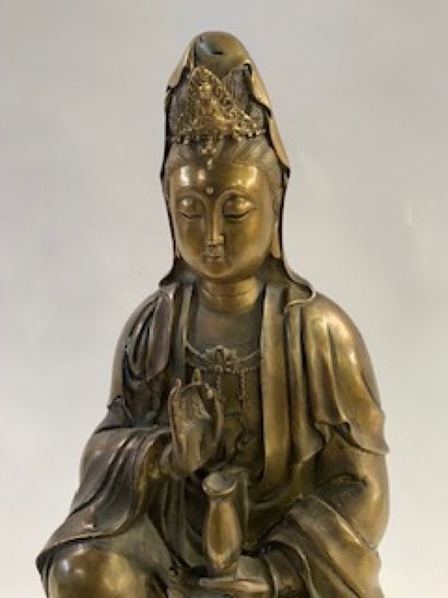 Le Boddhisattva Kwanyin assis en posture...