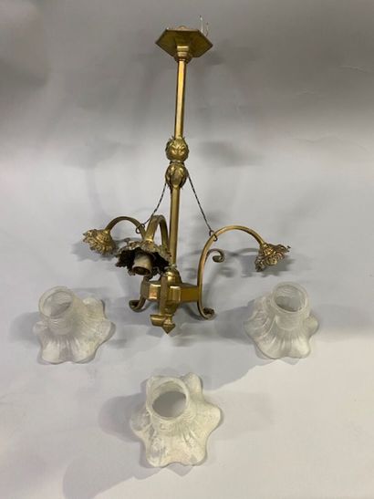 Un lustre à trois lumières et tulipes en...