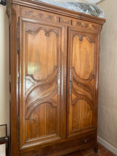 A molded walnut armoire - 19th Century
It...