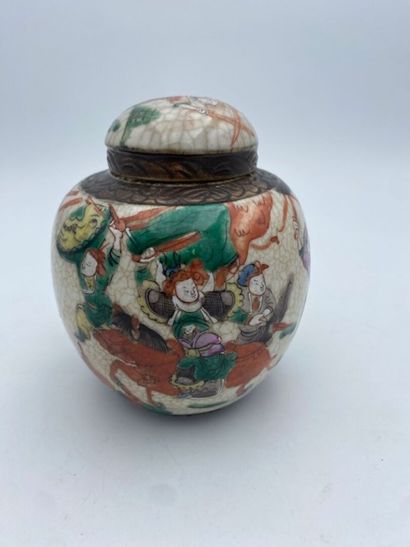 NAIKIN
Petite vase boule couvert 
En faïence...
