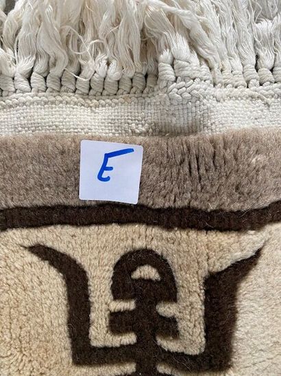 CHINE - Un tapis en laine à points noués...