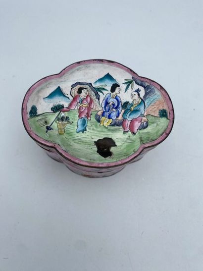 Une petite boîte à forme polylobé en cuivre...