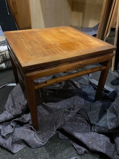 1 table carré en bois exotique mouluré reposant...