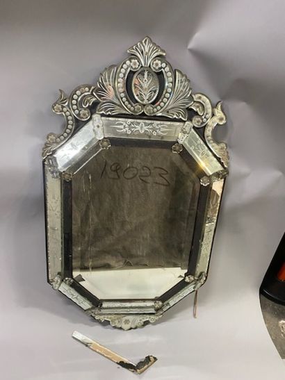 Un miroir gravé à pareclose à fronton
Travail...