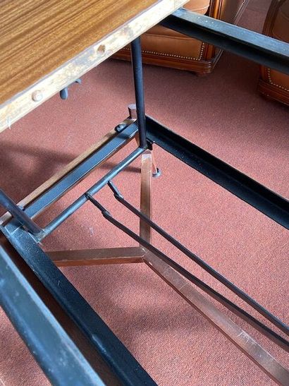 Une table de salle à manger à mécanisme et...