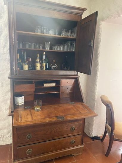 A scriban chest of drawers in mahogany and...