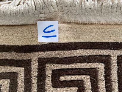 CHINE - Un tapis en laine à points noués...