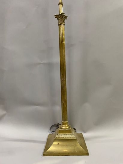 Un flambeau d'église en bronze à décor de...
