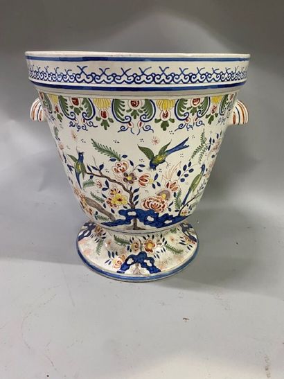 ROUEN
A large polychrome earthenware pot...