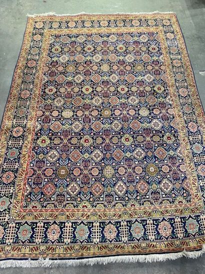 IRAN TABRIZ - Un tapis en laine à fond bleu...