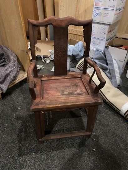 Deux fauteuils de mandarin en bois teinté...