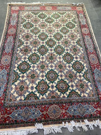 INDE - Tapis en laine à fond beige et rouge...