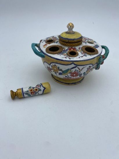 CHANTILLY 
Inkwell and seal in soft porcelain...
