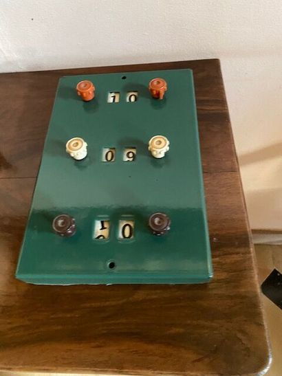 Un billard Français en noyer mouluré JR SGDG
et...