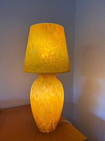 VERRERIE DE VANNES
Lampe en verre irisé jaune.
Dimension...