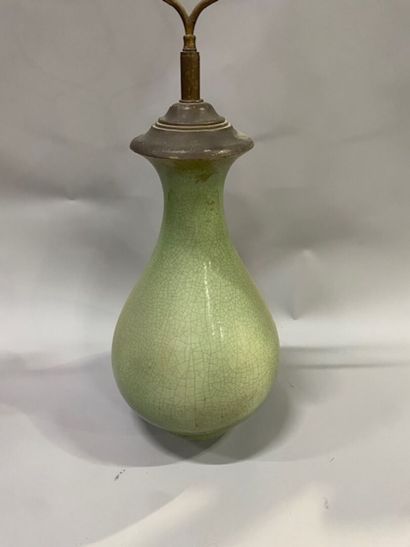 CHINE
Un vase balustre en céladon à col évasé...