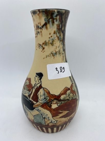 CIBOURE
Vase à panse évasée en grès polychrome...