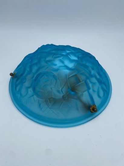 Un suspension coupole en verre moulé bleu...