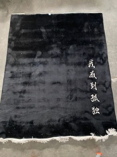 CHINE - Un tapis en laine à points noués...