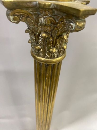 Un flambeau d'église en bronze à décor de...