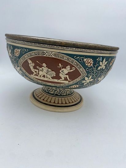 Une coupe sur piédouche en faïence à décor...