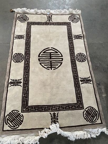 CHINE - Un tapis en laine à points noués...