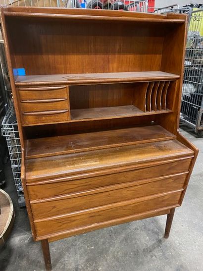Une commode bureau en teck à crédence avec...