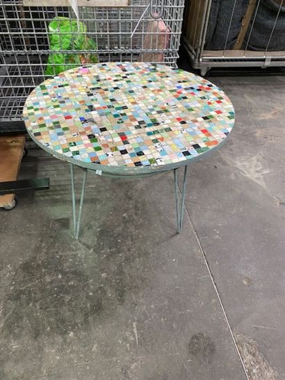 Une petite table en métal ajouré relaqué...